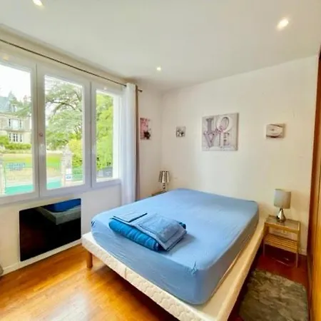 6 Personnes A En Face Du Chateau