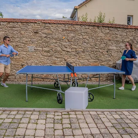 6 Personnes A En Face Du Chateau La Gaubretiere