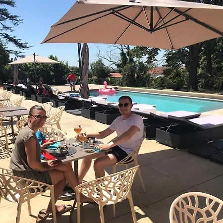 6 Personnes A En Face Du Chateau