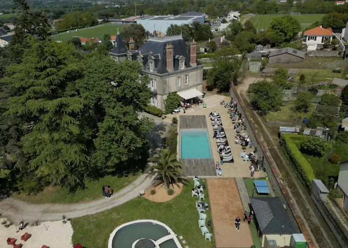 6 Personnes Vue Sur Le Chateau * La Gaubretiere
